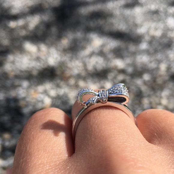 10k Solid White Gold Diamond Bow Ring - Picture 8 of 16